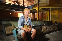 沖縄で古い建物に入るヒロシ。