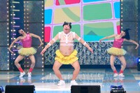 パフォーマンスするバナナマン日村（中央）。