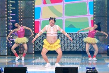 パフォーマンスするバナナマン日村（中央）。