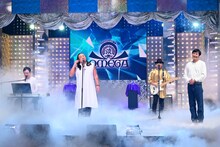 パフォーマンスするロバート秋山ら。