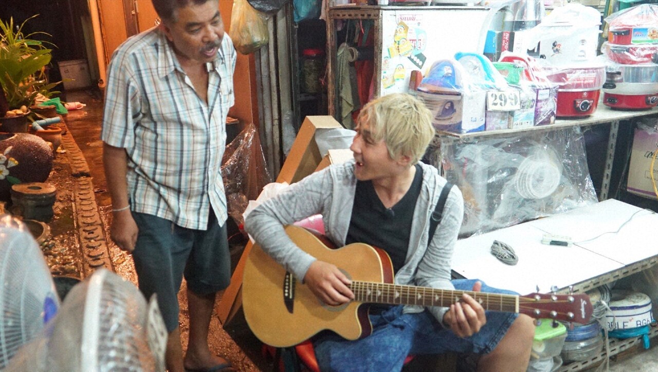 ヒロシがギターの腕前を披露、キャラに似合う曲