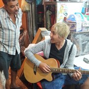 ヒロシがギターの腕前を披露、キャラに似合う曲