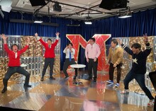 番組冒頭、「やったー！」と大喜びのモダンタイムス、マヂカルラブリー、アルコ＆ピース（左から）。