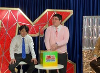 トークテーマを引くマヂカルラブリー村上。