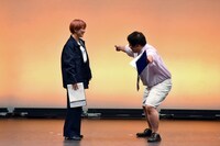 サーヤ（左）を南海キャンディーズ山里に見立て、山里への対策を練るニシダ（右）。