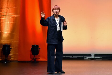 神田伯山の魅力を伝えるサーヤ。