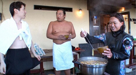 汁物をもらうロバート秋山（中央）。