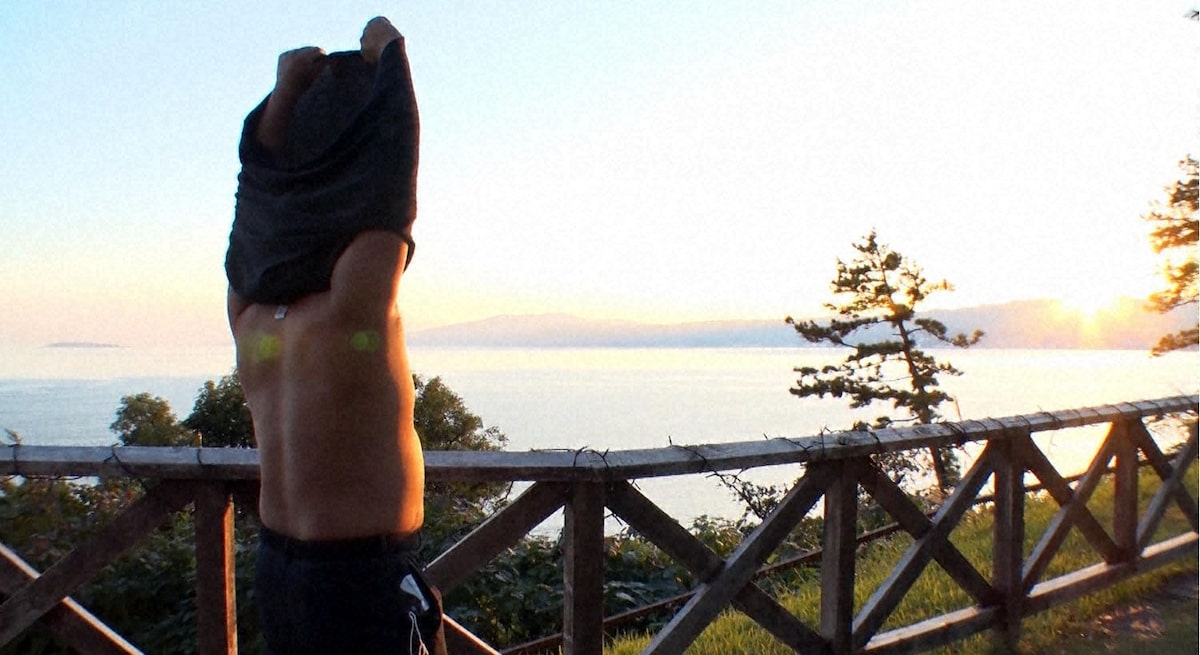 ロバート秋山の寝床探しロケバラエティ サンバ踊ったり真冬の海に潜ったり お笑いナタリー