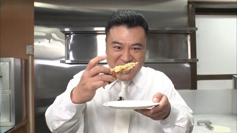 ピザーラで取材するアンタッチャブル山崎。