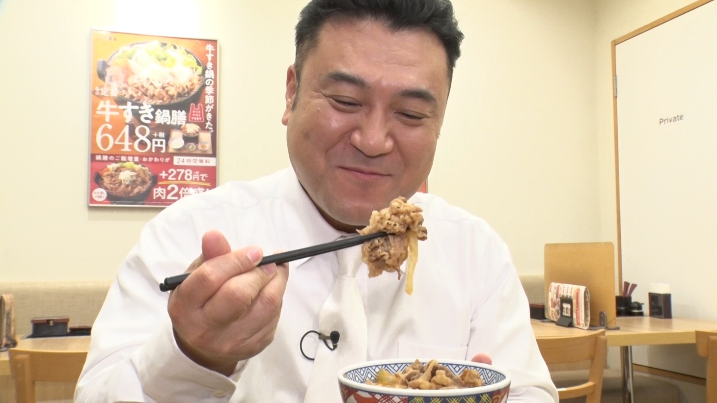 吉野家で取材するアンタッチャブル山崎。