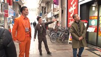 「ウッチャン式」で街ぶらロケを繰り広げる（左から）ティモンディ高岸、エイトブリッジ別府、四千頭身・都築。(c)TBS