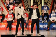 漫才を披露する令和喜多みな実・河野（左）とツートライブ周平魂（右）。