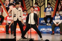 漫才を披露する令和喜多みな実・河野（左）とツートライブ周平魂（右）。