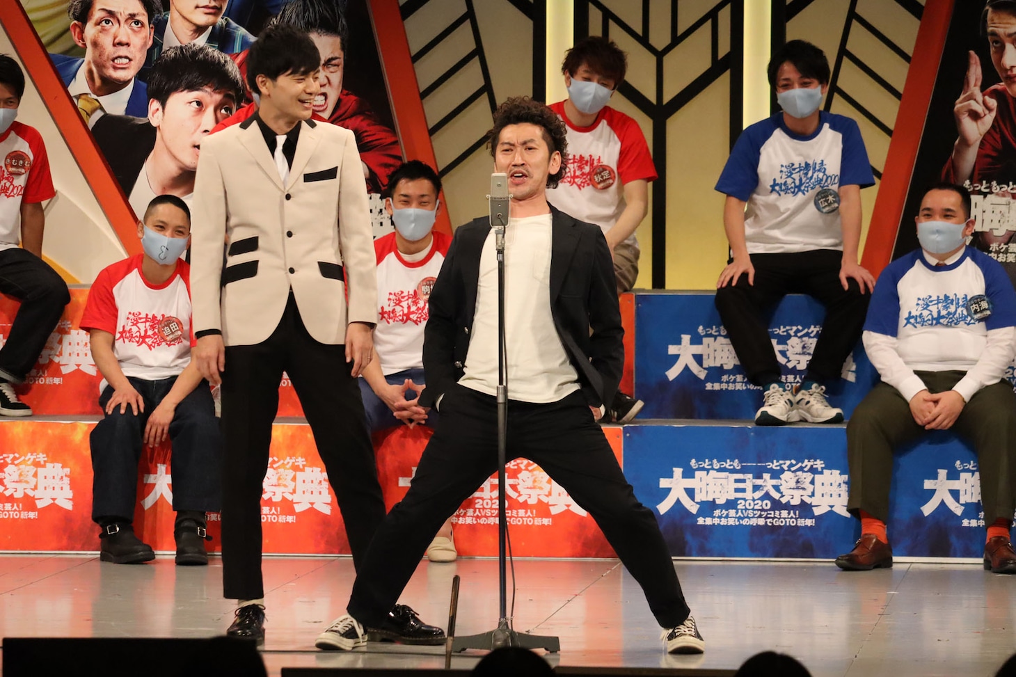 漫才を披露する令和喜多みな実・河野（左）とツートライブ周平魂（右）。