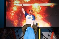 けん玉の腕前を披露するミルクボーイ内海。