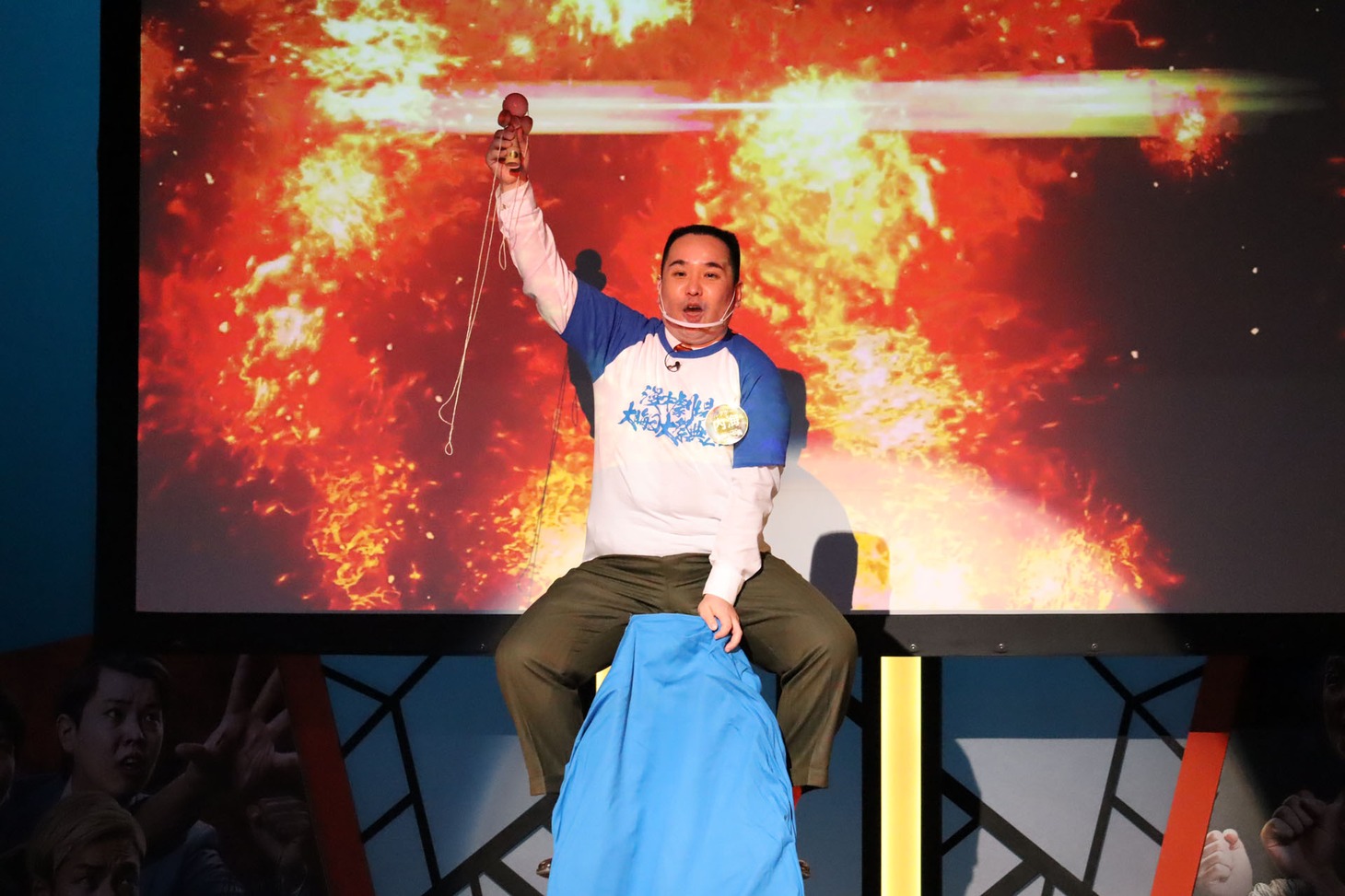 けん玉の腕前を披露するミルクボーイ内海。