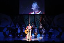 オリジナルソングを熱唱するニッポンの社長・ケツ。