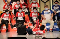 見取り図・盛山とコウテイ下田による漫才の様子。