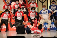 見取り図・盛山とコウテイ下田による漫才の様子。