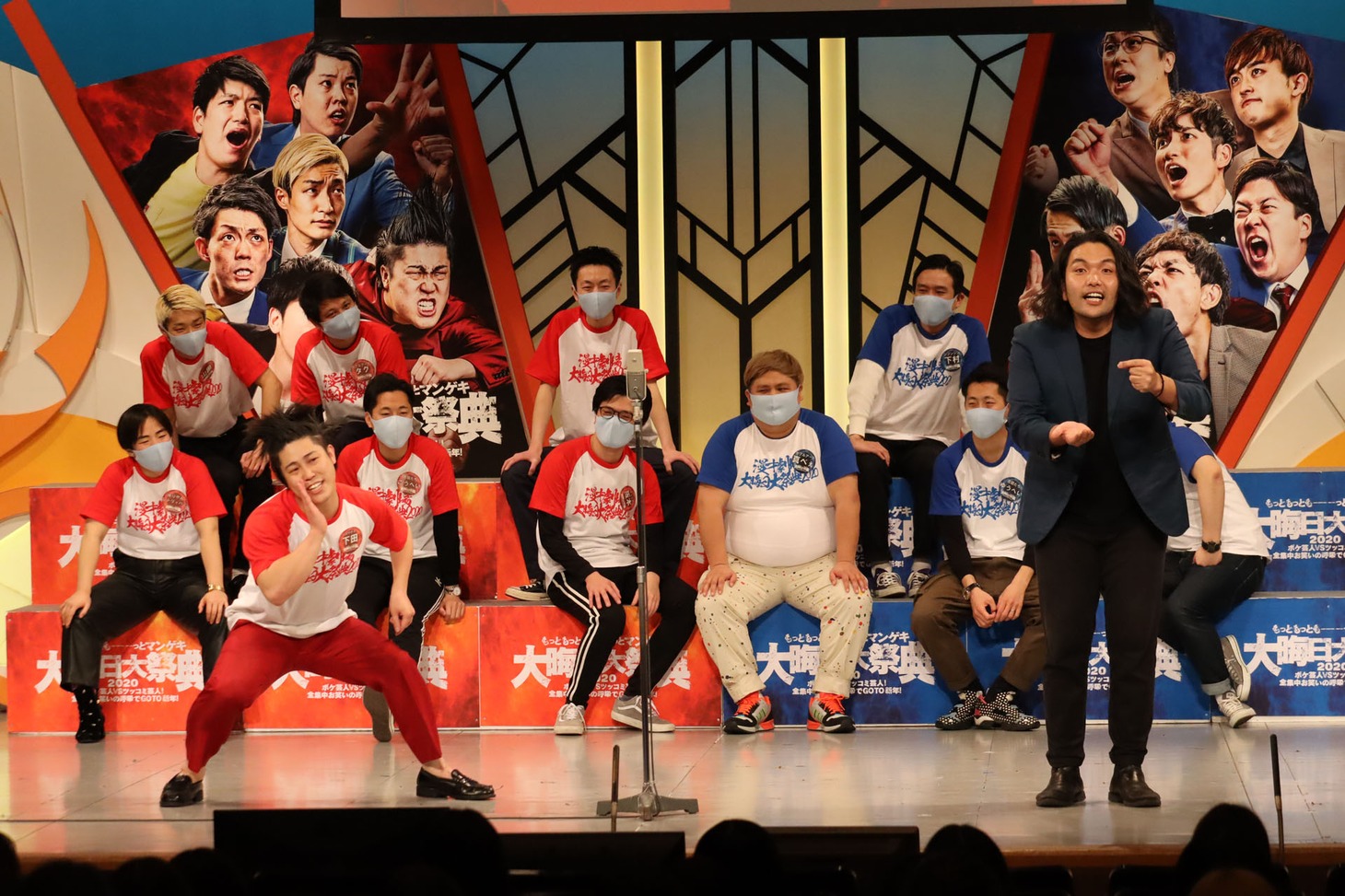 漫才を披露する見取り図・盛山（左）とコウテイ下田（右）。