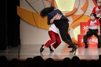 漫才を披露する見取り図・盛山（左）とコウテイ下田（右）。