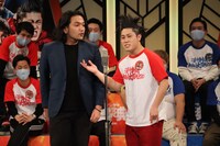 漫才を披露する見取り図・盛山（左）とコウテイ下田（右）。