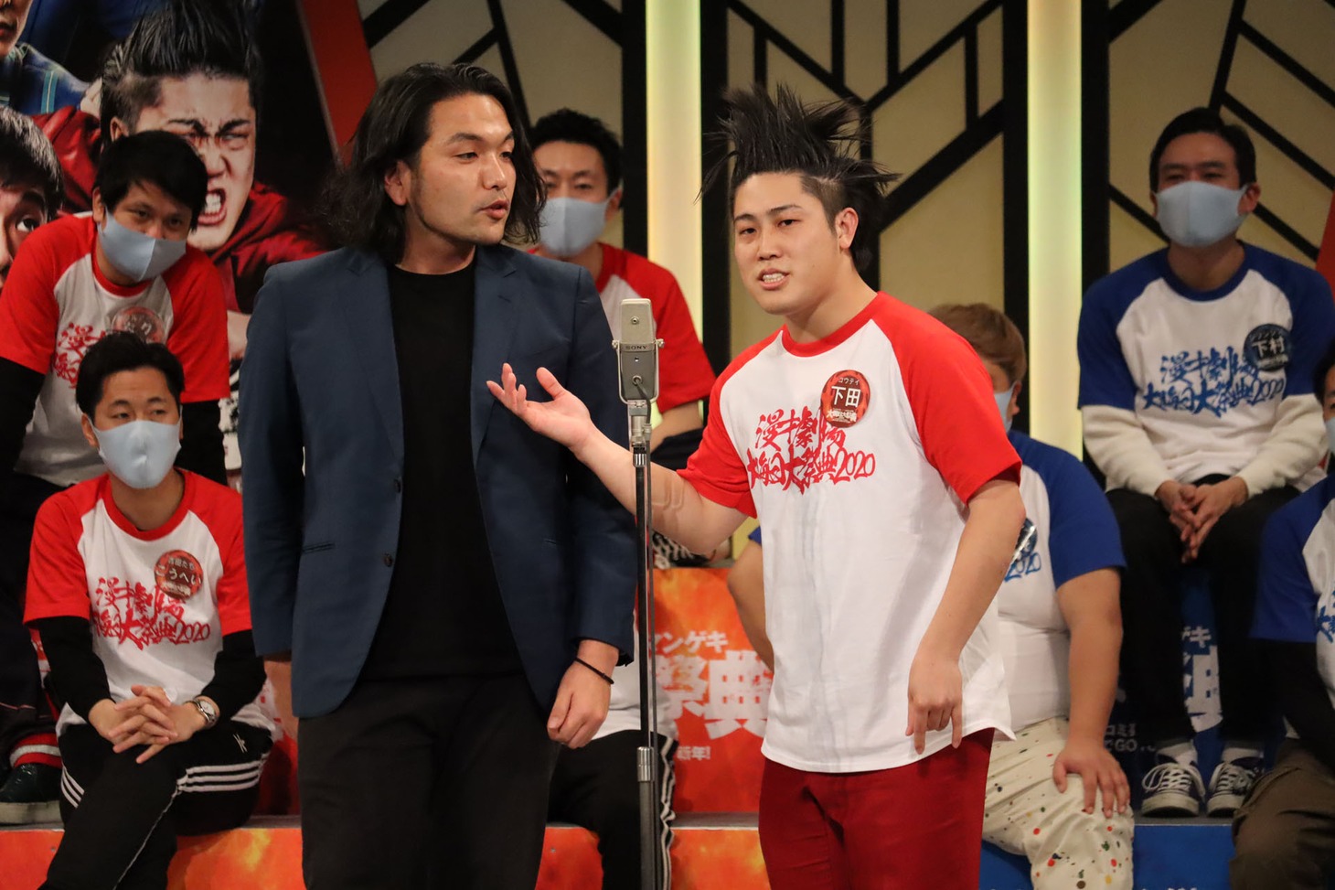 漫才を披露する見取り図・盛山（左）とコウテイ下田（右）。