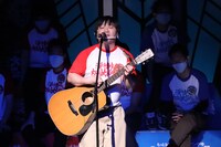 オリジナルソングを熱唱するニッポンの社長・ケツ。