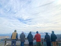 景色を眺める焚火会の面々。