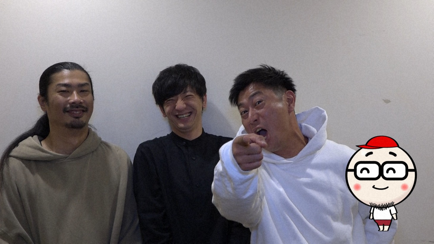 視聴者にメッセージを送るパンサー。