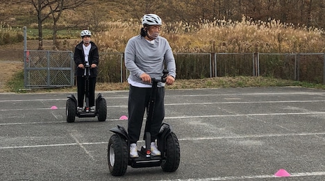 「山口放送開局65周年記念 追跡！長州ツイートトラベル」のワンシーン。(c)KRY