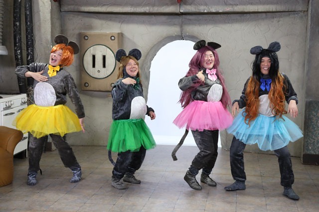 ガンバレルーヤが出演するコント「売れっ子アイドルのおうち時間」。