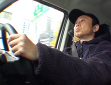 「有吉クイズ」で「有吉のプライベート密着クイズ」に登場する有吉弘行。