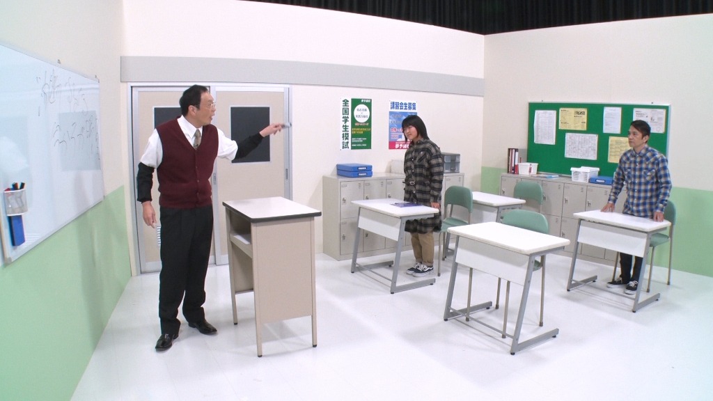 「さんま・玉緒のお年玉！あんたの夢をかなえたろかSP2021」で視聴者（中央）と共演する中川家。(c)TBS