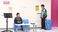 視聴者（左）と共演する陣内智則。(c)TBS