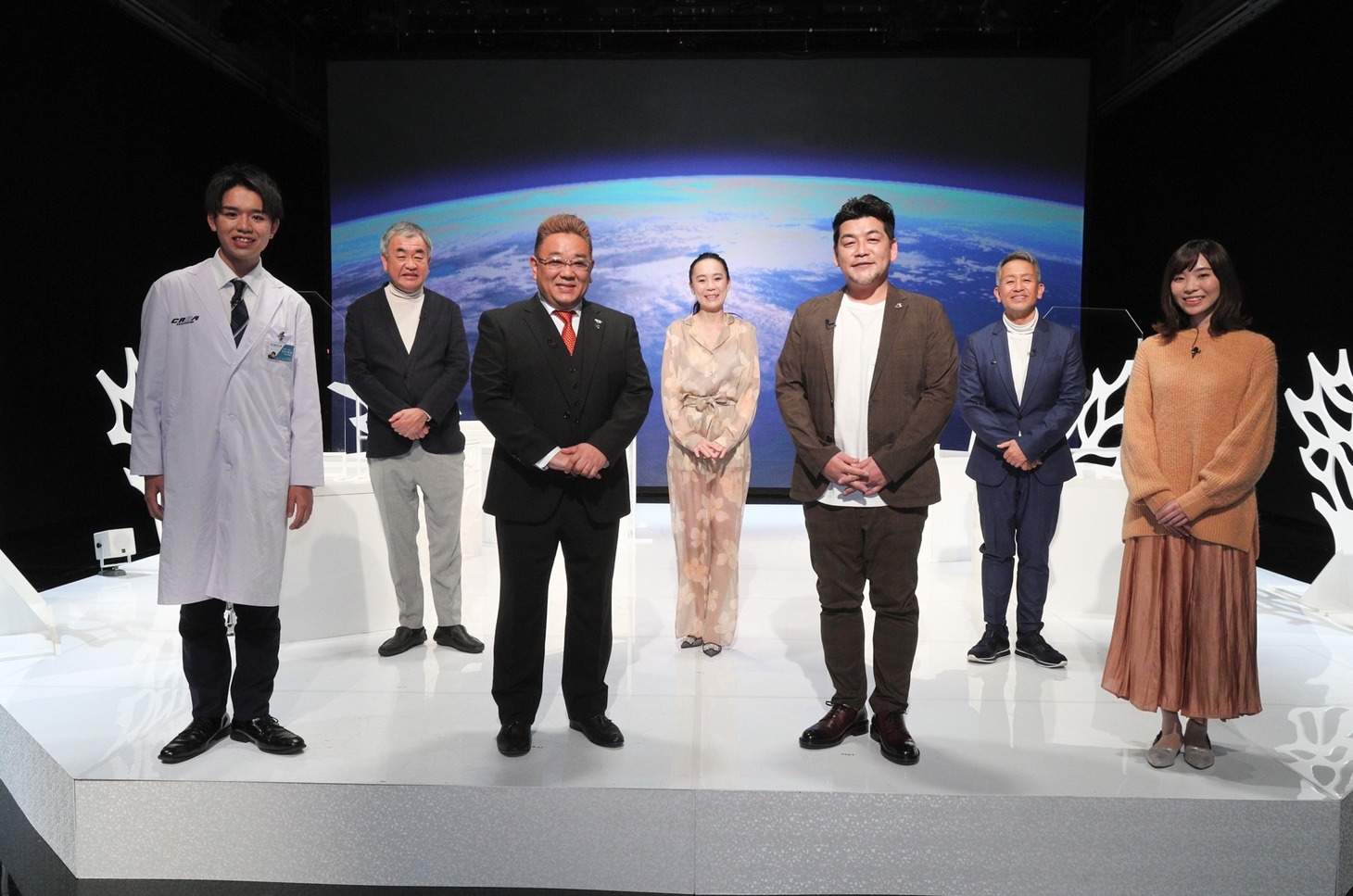 「発進！ミライクリエイター」の出演者たち。