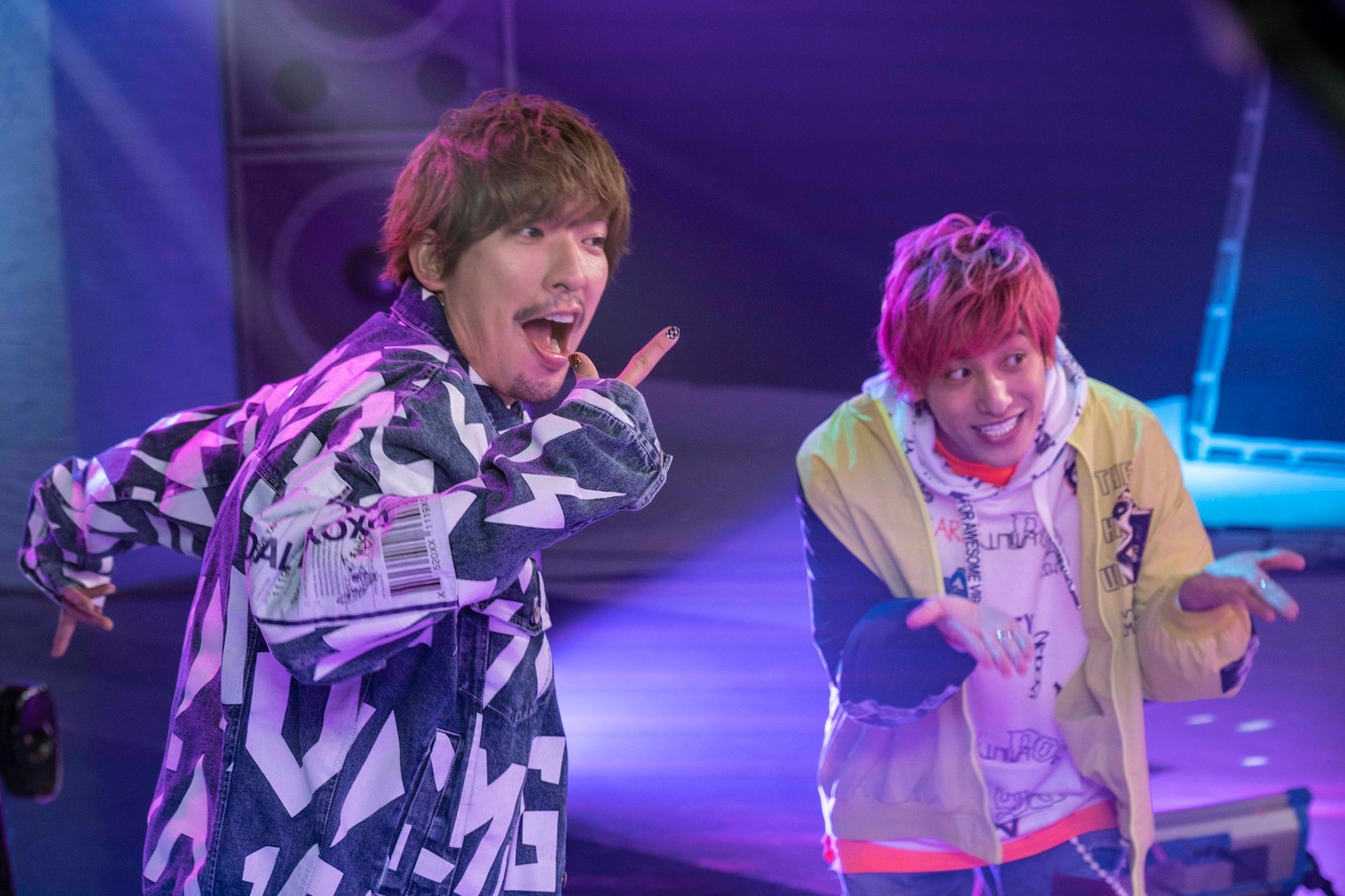 CM撮影中のEXIT。