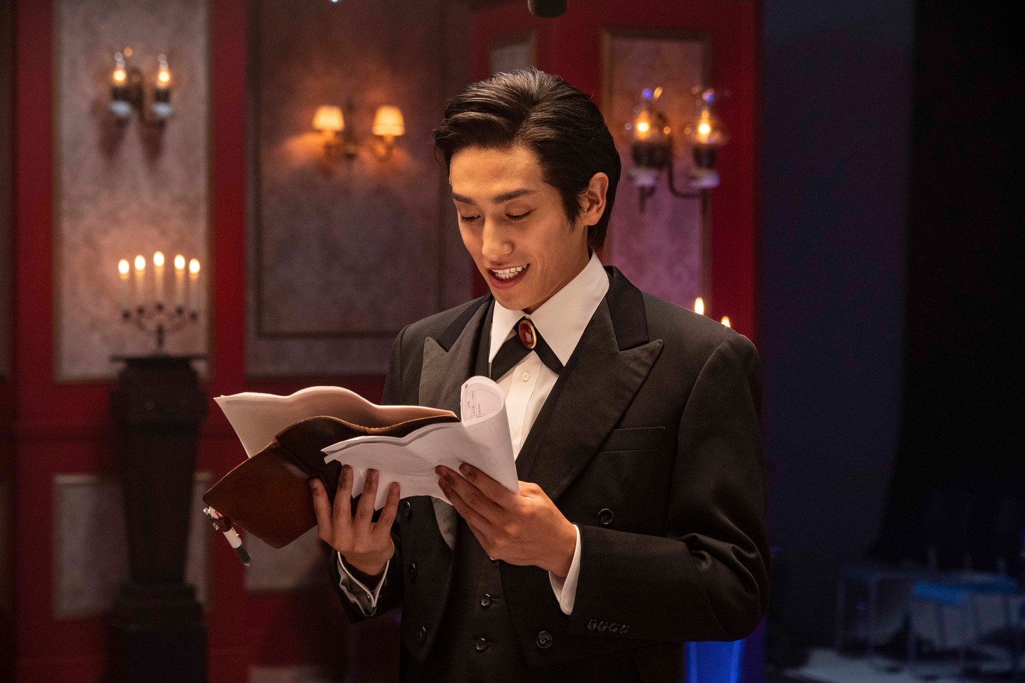 CM撮影中のEXIT兼近。