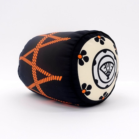 オンライン受注販売される鼓クッション。