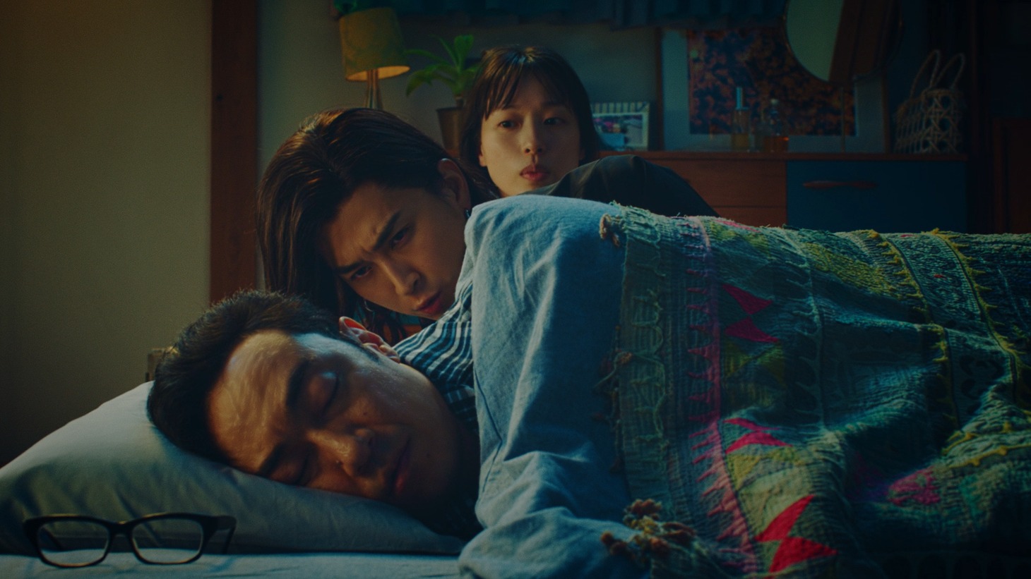 新CM「座敷童子 耳打ち」編より。