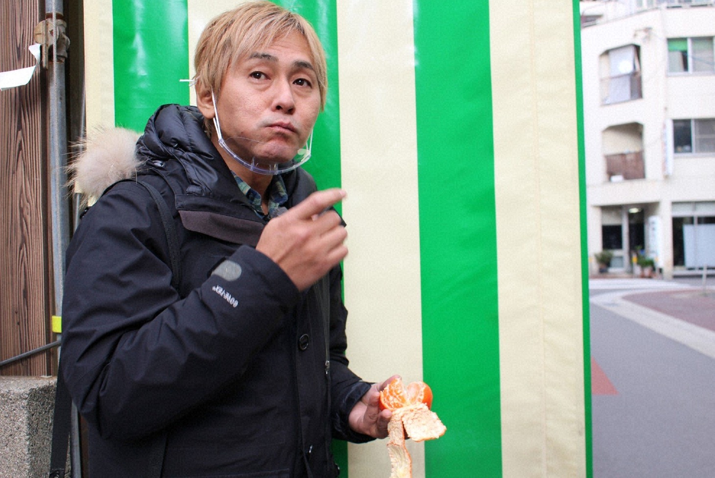 「迷宮グルメ 異郷の駅前食堂」で香川県を訪れ、“真っ赤なみかん”を食べるヒロシ。(c)BS朝日