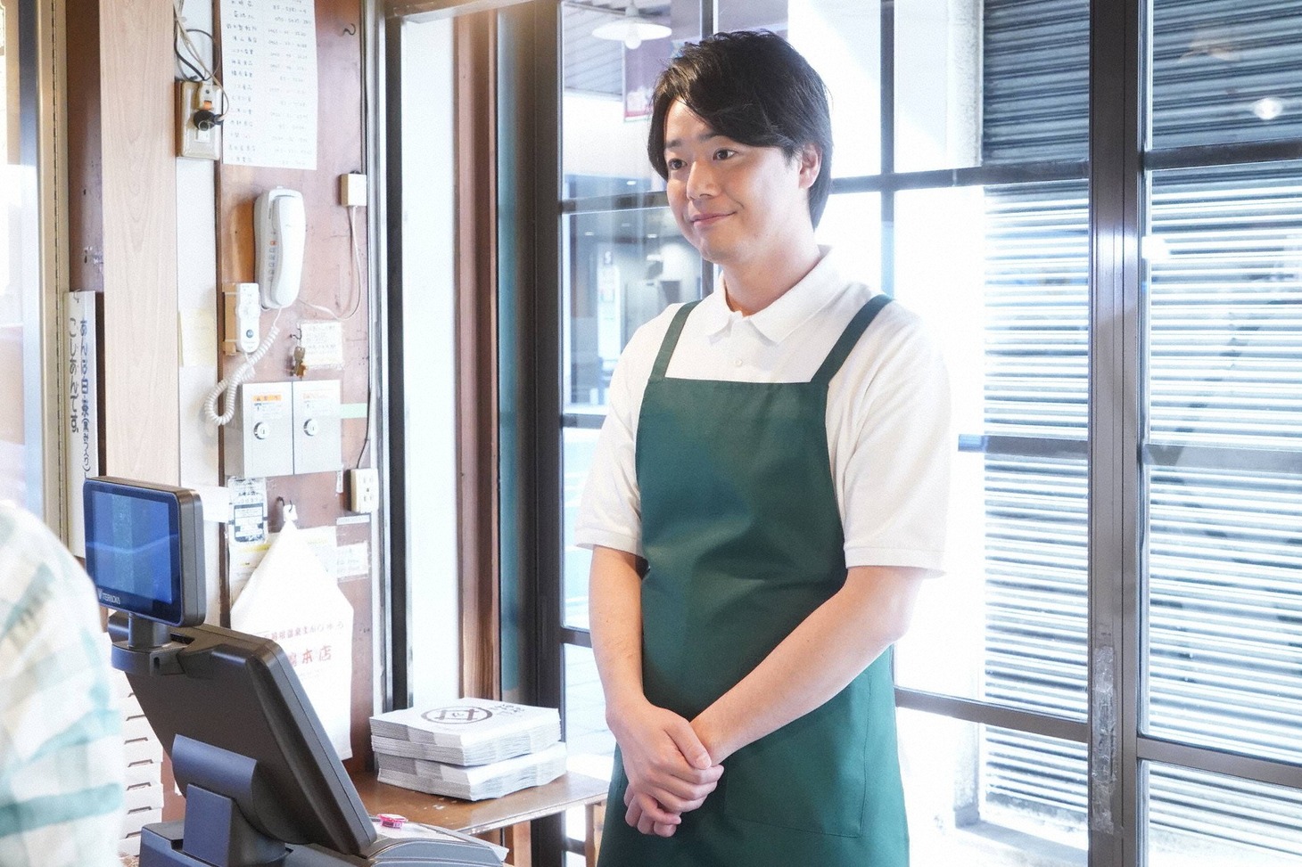 「監察医 朝顔 新春SP」に出演する、ぺこぱシュウペイ。(c)フジテレビ