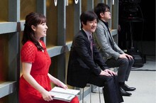 MCの内村光良（中央）ら。