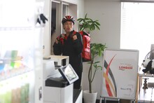 しずる村上扮するヒーハーイーツの配達員。