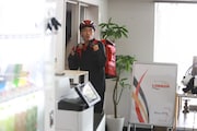 しずる村上扮するヒーハーイーツの配達員。