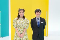 MCの仲里依紗（左）とバカリズム（右）。