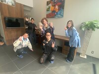 「IKKO不動産の物件巡り」の参加者たち。(c)日本テレビ