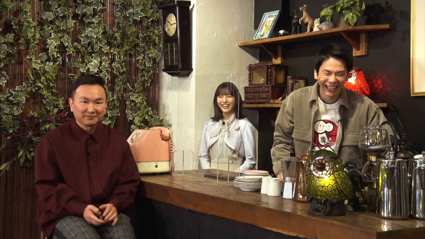 かまいたちと早川聖来（中央）。