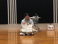 「カンペッ!!」のコーナーに臨む佐久間宣行。