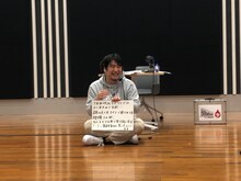 「カンペッ!!」のコーナーに臨む佐久間宣行。